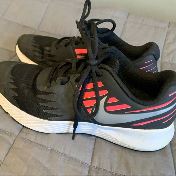 Nike girls runners only worn a few times - Picture 4 of 4